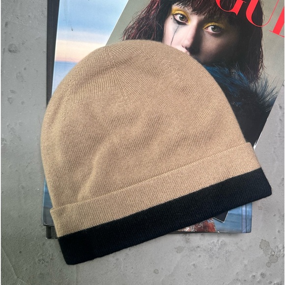 BURBERRY Two-Tone Cashmere Blend knitted Beanie Tan White Logo Print Hat - NEW - Picture 5 of 9